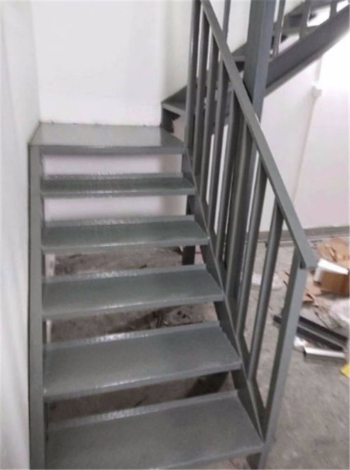 信阳罗山县钢结构室外楼梯安装施工